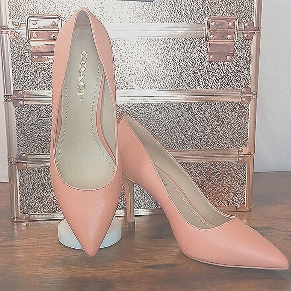 AUTHENTIC COACH Peach Pointed-Toe Pumps with Glossy Finish 7 B - Picture 1 of 10